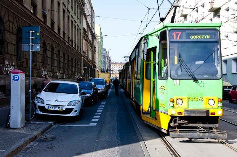 Poznań - Zderzenie mercedesa z tramwajem na 23 Lutego[ZDJĘCIA]