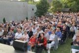 Scena plenerowa Muzeum Regionalnego w Brzezinach zaprasza na sobotni wieczór. W programie spotkanie z pisarką i spektakl teatralny