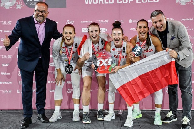 Aleksandra Pszczolarska (trzecia od lewej) zagrała w reprezentacji Polski, która zdobyła srebrny medal mistrzostw świata U23.