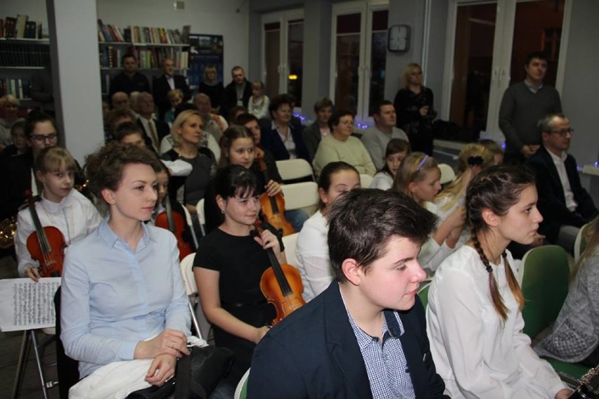 Wieluń: Noworoczny koncert w wykonaniu uczniów PSM w Powiatowej Bibliotece