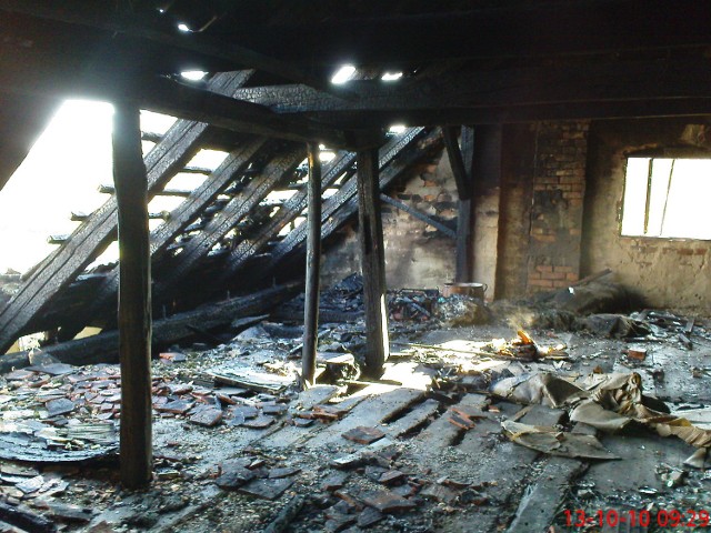 Tak wygląda dom w Podaninie po pożarze, praktycznie nie nadaje się do zamieszkania