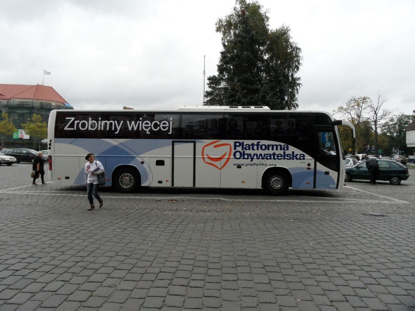 Autobus premiera stanął pod słupskim Ratuszem