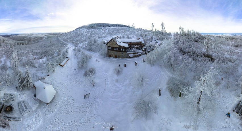 Górski Dom Turysty pod Biskupią Kopą w zimowej scenerii