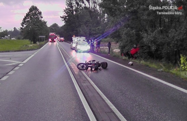 Wypadek motocyklisty na obwodnicy Tarnowskich Gór. Motocyklista stracił panowanie nad jednośladem, a samochód osobowy dachował