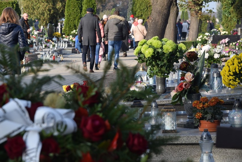 WSZYSTKICH ŚWIĘTYCH: Tłumy mieszkańców na cmentarzu parafialnym w Krotoszynie [ZDJĘCIA + FILM]