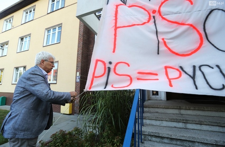 "Na PiS głosujesz? PiSancjum utrzymujesz" - protest Komitetu Obrony Demokracji