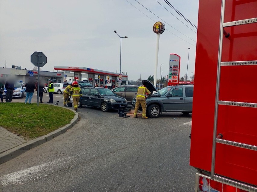 Wypadek trzech samochodów na skrzyżowaniu w Dąbrowie Tarnowskiej. Pojazdy mocno rozbite, interweniowała straż pożarna