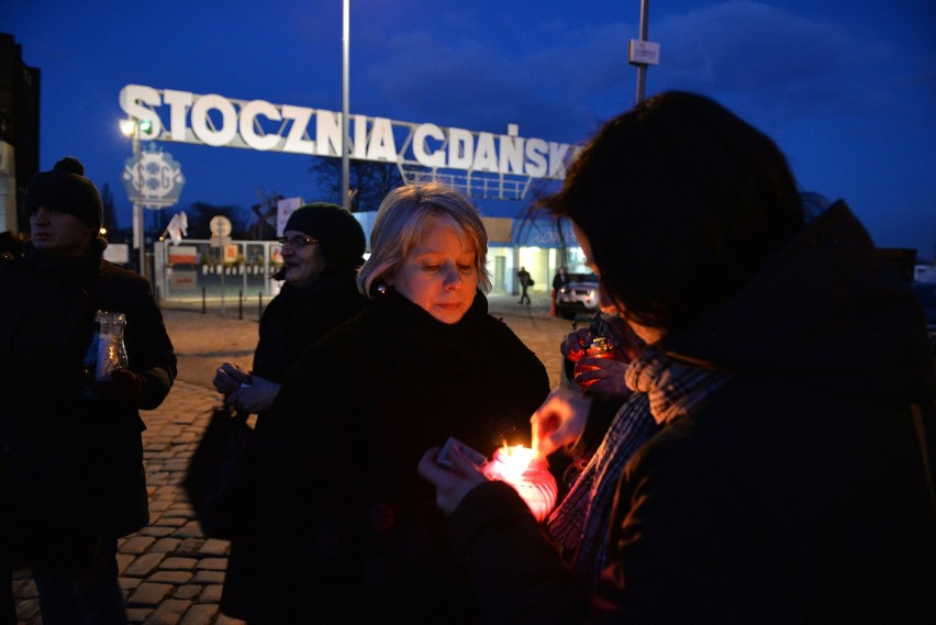 W dniu pogrzebu Borysa Niemcowa zapalono znicze pod Pomnikiem Poległych Stoczniowców [ZDJĘCIA]