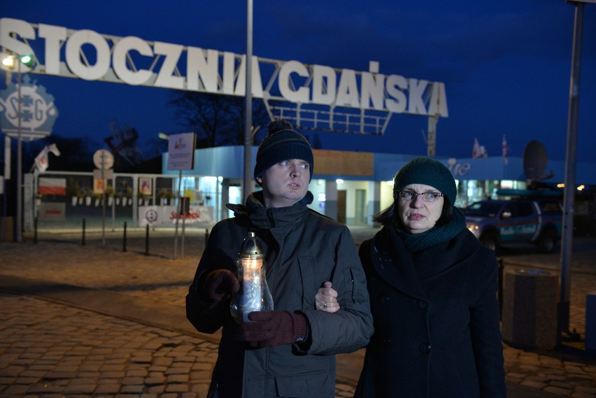 W dniu pogrzebu Borysa Niemcowa zapalono znicze pod Pomnikiem Poległych Stoczniowców [ZDJĘCIA]