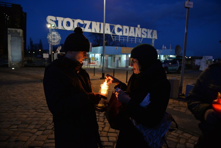 W dniu pogrzebu Borysa Niemcowa zapalono znicze pod Pomnikiem Poległych Stoczniowców [ZDJĘCIA]