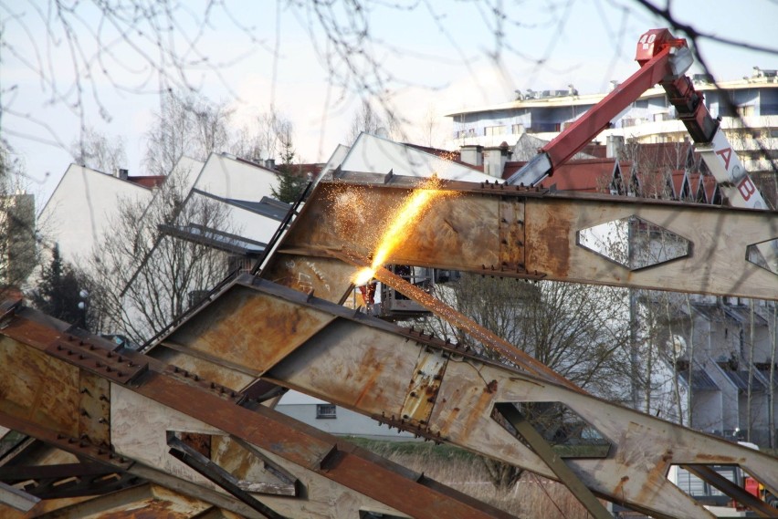 Trwa rozbiórka tzw. "szkieletora". Stał przy ul. Jutrzenki (ZDJĘCIA)