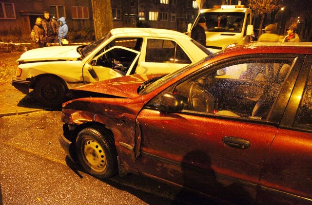 Trzy auta zderzyły się na skrzyżowaniu ulic Wyzwolenia i Garbarskiej