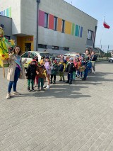 Przedszkolaki z Zapolic przywitały wiosnę rozśpiewanym korowodem ZDJĘCIA