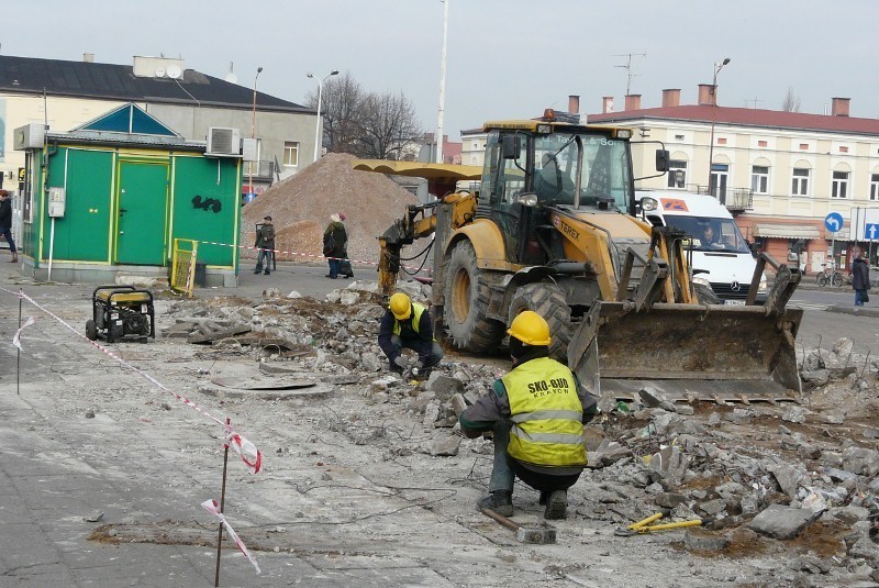 Przebudowa pl. Kościuszki: Wyburzają fontanny i kładą granit (zdjęcia)