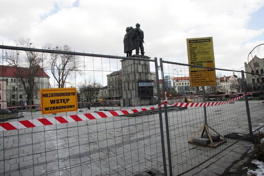 Pomnik Braterstwa Broni zniknie z Placu Słowiańskiego w Legnicy, pomnik jest już ogrodzony [ZDJĘCIA]