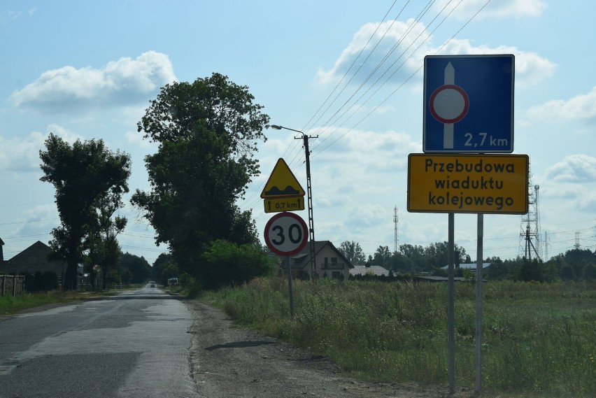 Remontują wiadukt kolejowy nad drogą Pajęczno-Siemkowice. Objazd do połowy listopada. Nowe oblicze zyska także stacja w Chorzewie ZDJĘCIA