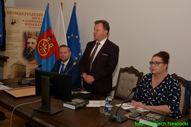 Od lewej dr Krzysztof Witkowski - burmistrz Koła, mgr Eugeniusz Gołembiewski - prezes SKKW i burmistrz Kowala oraz Anna Mackiewicz z Bydgoszczy- wiceprezes SKKW