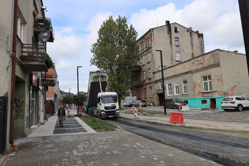 Remont ulicy Żeromskiego w Radomsku. Trwają prace budowlane. ZDJĘCIA