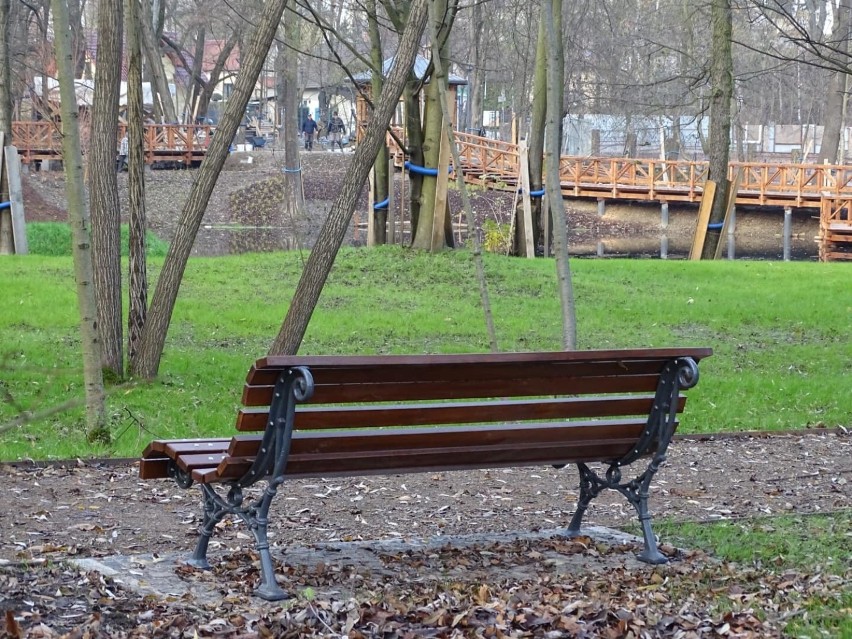 Kraków. Nowy Park Duchacki nabiera kształtów. Pomost prawie gotowy. Są też ławeczki