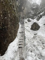 Rozpoczęcie sezonu turystycznego w Górach Stołowych opóźnione. Na szlakach leży jeszcze śnieg 