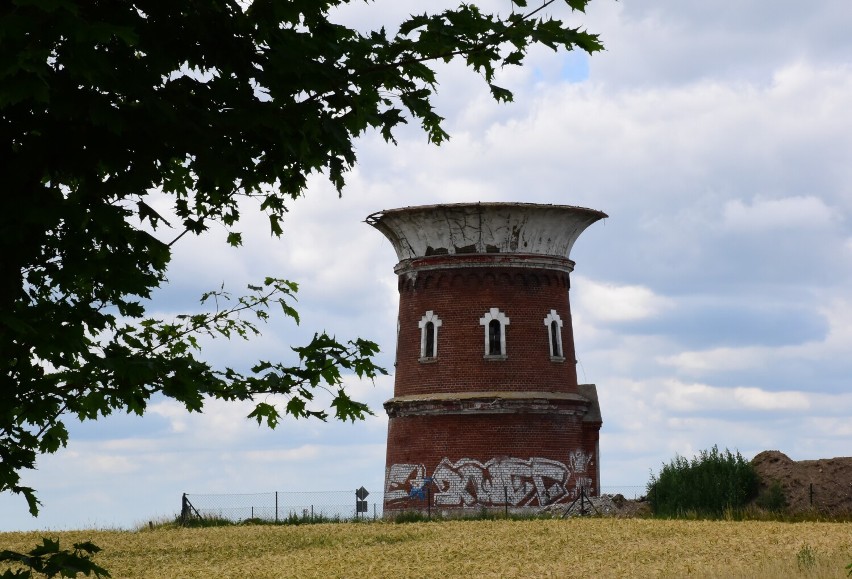 Tak wygląda wieża w Szczeglinie po zdemontowaniu jej górnej...