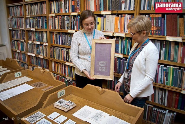 Wydobyte ze skrytki materiały związane z konspiracyjną działalnością wałbrzyskiej Solidarności, zostały przekazane do zbiorów Biblioteki pod Atlantami w Wałbrzychu