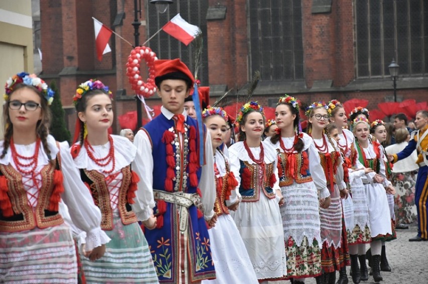 Polonezem zainaugurowano Święto 100 Lecia Odzyskania Niepodległości w Legnicy [ZDJĘCIA]