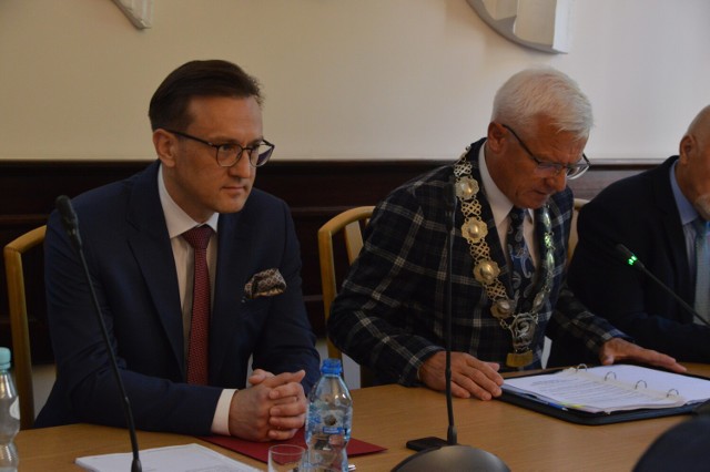 Burmistrz Miastka Witold Zajst przeprosił radnych za wyciek nazwisk z urzędu.