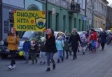 Uczniowie ze Szkoły Podstawowej nr 2 w Lipnie radośnie powitali wiosnę. Było wesoło i kolorowo! [zdjęcia]