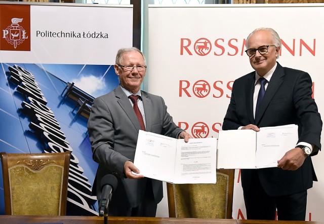 Z egzemplarzami umowy stoją (od lewej) prof. Sławomir Wiak, rektor PŁ, oraz Marek Maruszak, prezes firmy Rossmann