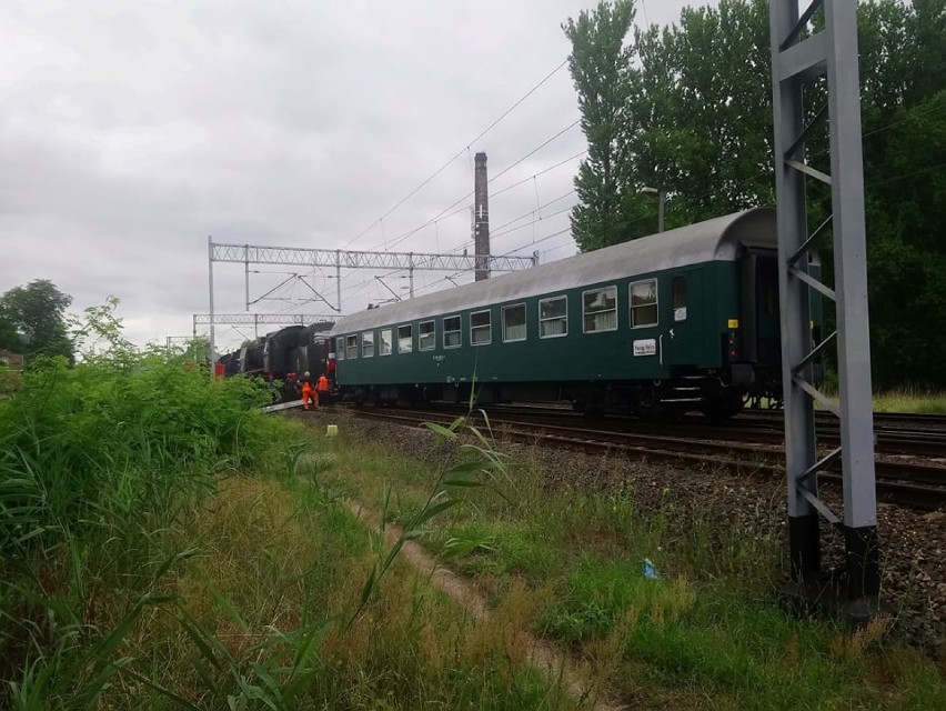 Uwaga! W Zbąszyniu wykoleił się parowóz