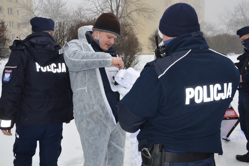 Stalowa Wola. „Marsz o wolność” i „Marsz niewolników” przeciwko obostrzeniom związanym z epidemią koronawirusa [WIDEO, ZDJĘCIA]