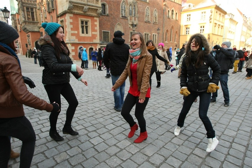 Setki osób tańczyło w rynku. Pokazali, że Wrocław jest happy! (ZDJĘCIA)