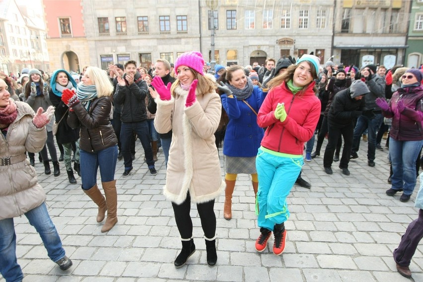 Setki osób tańczyło w rynku. Pokazali, że Wrocław jest happy! (ZDJĘCIA)