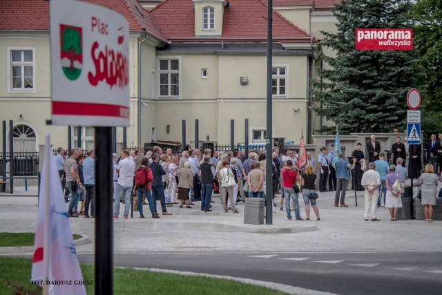 Zdjęcia wykonane 31 sierpnia na pl. Solidarności, wcześniej pl. Na Rozdrożu w Wałbrzychu