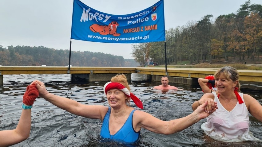 Święto Niepodległości wśród morsów na Głębokim. Weszli do wody o godzinie 11:11!