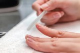 Domowe sposoby na kruche i zniszczone paznokcie. Poznaj te skuteczne metody na zdrowe paznokcie i ciesz się ich naturalnym pięknem