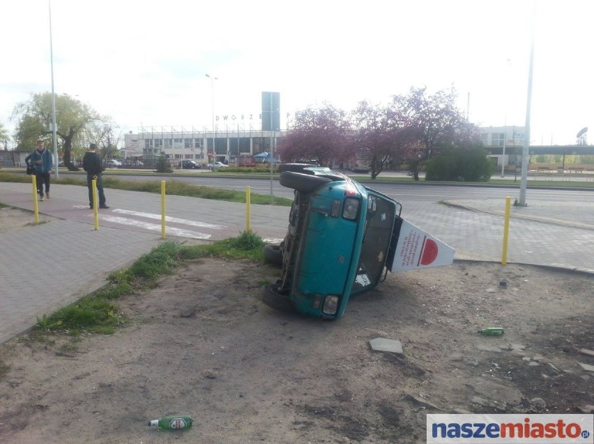 Fiat 126p przewrócony na bok. Nietypowe zdarzenia we Włocławku [ZDJĘCIA]