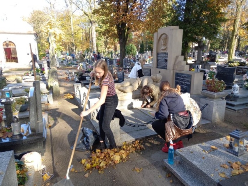 Uczniowie zadbali o groby Powstańców Wielkopolskich