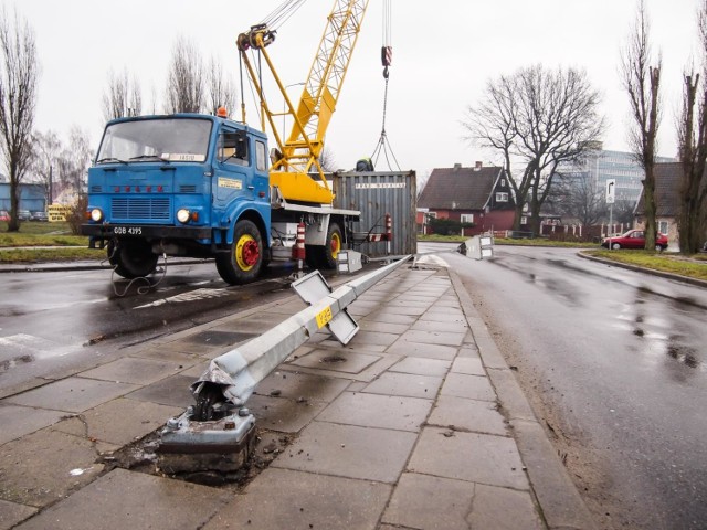 W czwartek przy ul. Rzęsnej w Gdańsku z ciężarówki spadł kontener. Z drogi usuwano go za pomocą dźwigu