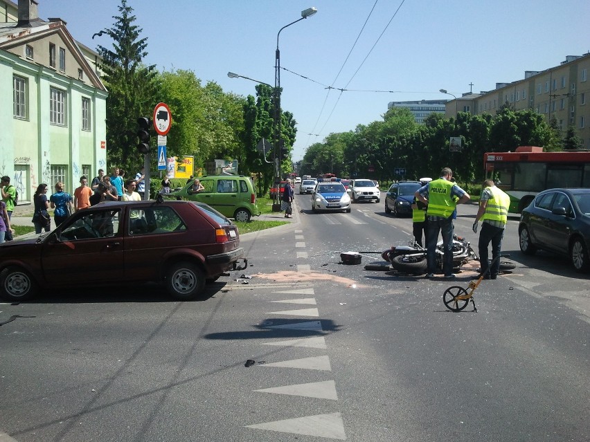 Al. Racławickie w Lublinie: Zderzenie motocykla z volkswagenem (WIDEO, ZDJĘCIA)