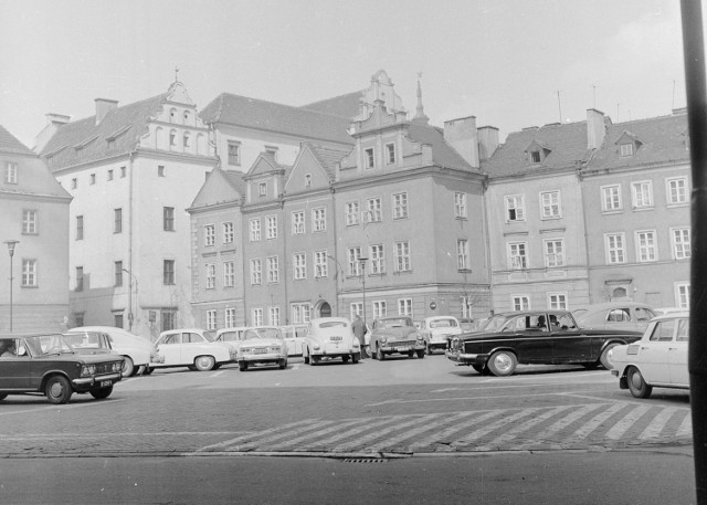 Zajrzeliśmy do archiwum Narodowego Archiwum Cyfrowego i znaleźliśmy zdjęcia Poznania z początku lat 70. XX wieku. Zobacz, jak wyglądał Stary Rynek, kiedy jeszcze swobodnie jeździły i parkowały tam samochody, ciężarówki i autobusy.

Przejdź do kolejnego zdjęcia --->