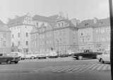 Tak wyglądał Stary Rynek w Poznaniu 50 lat temu. Jeździły po nim samochody i autobusy! Zobacz zdjęcia