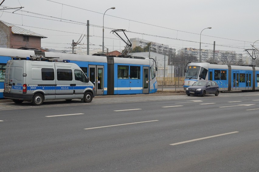 Trzy samochody zderzyły się na Legnickiej. Blokowały torowisko [FOTO]