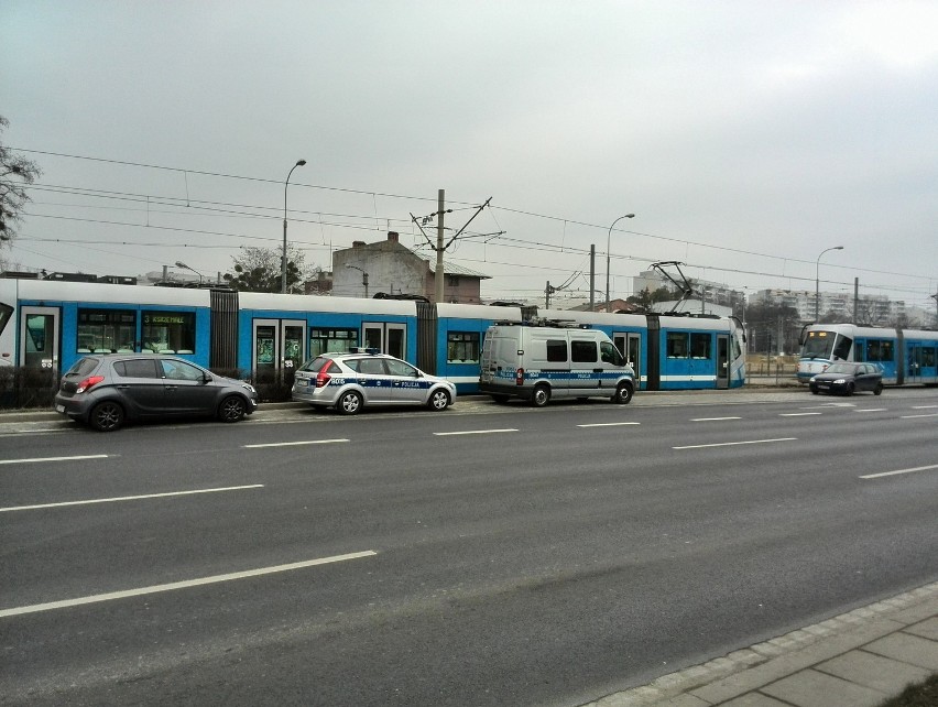 Trzy samochody zderzyły się na Legnickiej. Blokowały torowisko [FOTO]