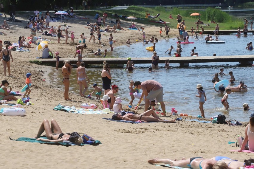 Upalne dni przyciągają nad wodę tłumy ludzi szukających...