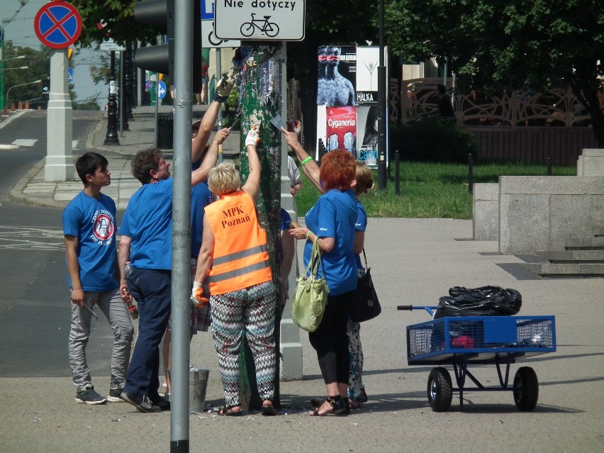 Słupy zostały oczyszczone z plakatów w sobotę. Nie na...