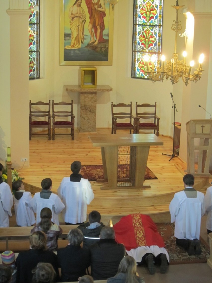 Białogarda: Wielki Piątek w parafii pw. św. Jana Chrzciciela w Białogardzie