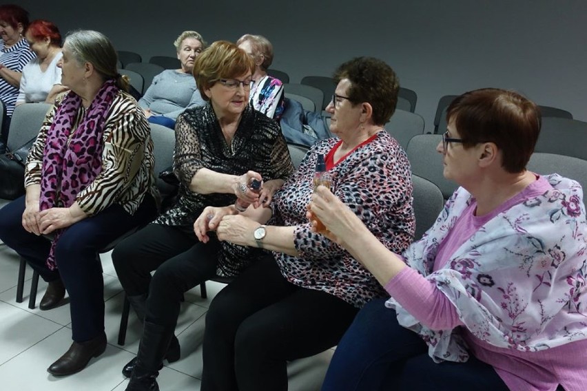 Spotkanie Klubu Seniora w Miejskim Domu Kultury. Opocznianki skorzystały z kosmetycznych porad [FOTO]