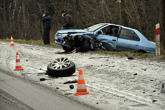 Policja bada na miejscu przyczyny kolizji